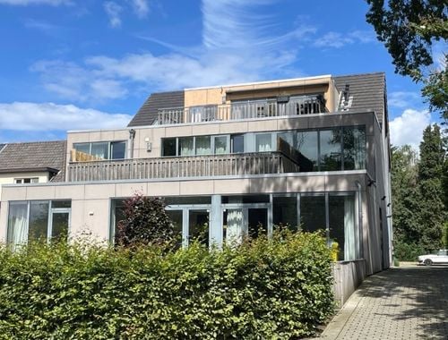                                         Attique à louer à Emblem, € 950
