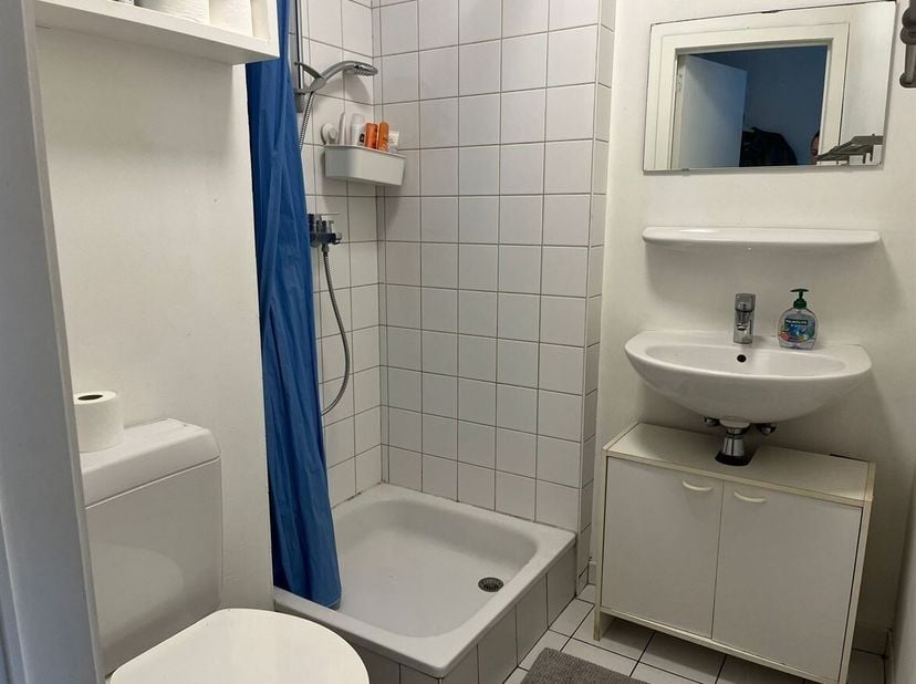 Studentenkamer in het centrum van Antwerpen<br />
Ligging:<br />
Op een absolute toplocatie in de Antwerpse studentenbuurt, op wandelafstand van de Pa