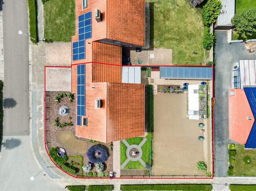 Instapklare woning met 4 slaapkamers, een garage en een tuin.<br />
Gunstig gelegen in een rustige woonwijk vlakbij het centrum.<br />
Je komt binnen