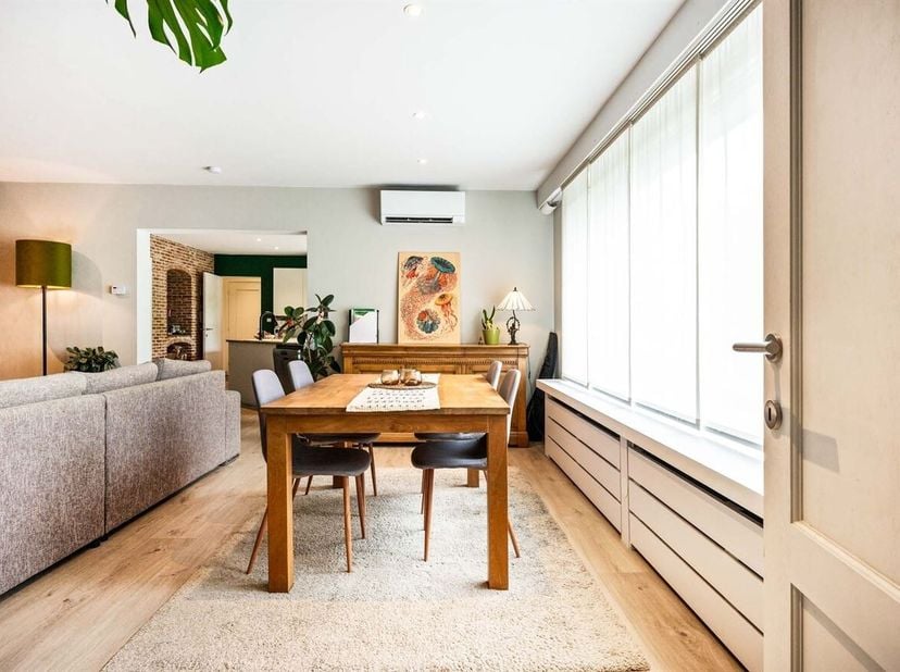 U wordt verwelkomd in een royale inkomhal met toegang tot de bijzonder ruime inpandige garage van ca. 55 m². De leefruimte vormt het hart van de wonin