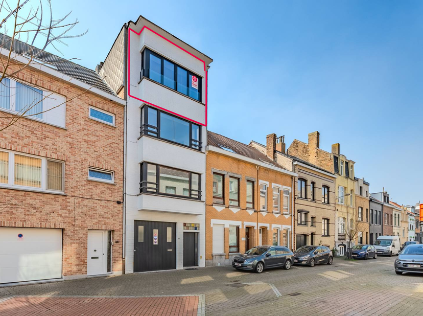 Cet appartement de 2 chambres prêt à emménager à vendre est situé au troisième étage d'une petite résidence le long de la Duivenhokstraat, dans un qua