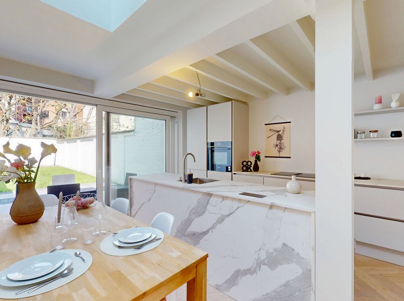 Exclusief duplex appartement met tuin, afgewerkt met hoogwaardige materialen.<br />
Dit appartement is met zorg en luxe afgewerkt, waarbij gebruik is