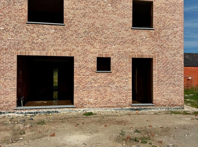 Rond de Mokkerkapel worden drie moderne BEN-woningen gebouwd op een toplocatie, op wandelafstand van scholen, winkels en openbaar vervoer. De woningen