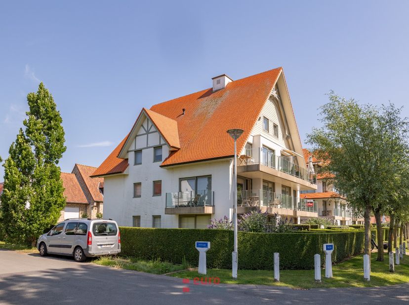 In de gegeerde Simli-wijk van Nieuwpoort bevindt zich dit uitzonderlijk lichtrijke appartement met een riante bewoonbare oppervlakte. Een locatie die