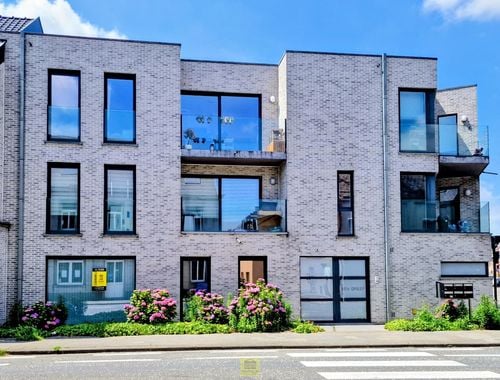                                         Gelijkvloers app. te huur in Erembodegem, € 930
