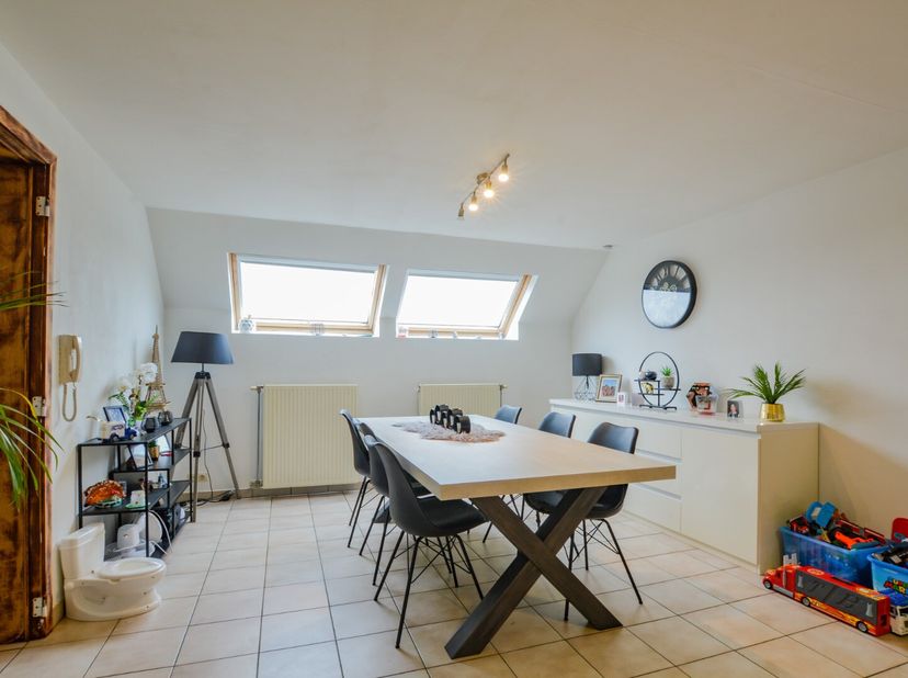 Dit gezellig appartement van 80 m², gelegen in het hart van Eernegem, biedt een ideale mix van comfort en functionaliteit. Het beschikt over een gunst