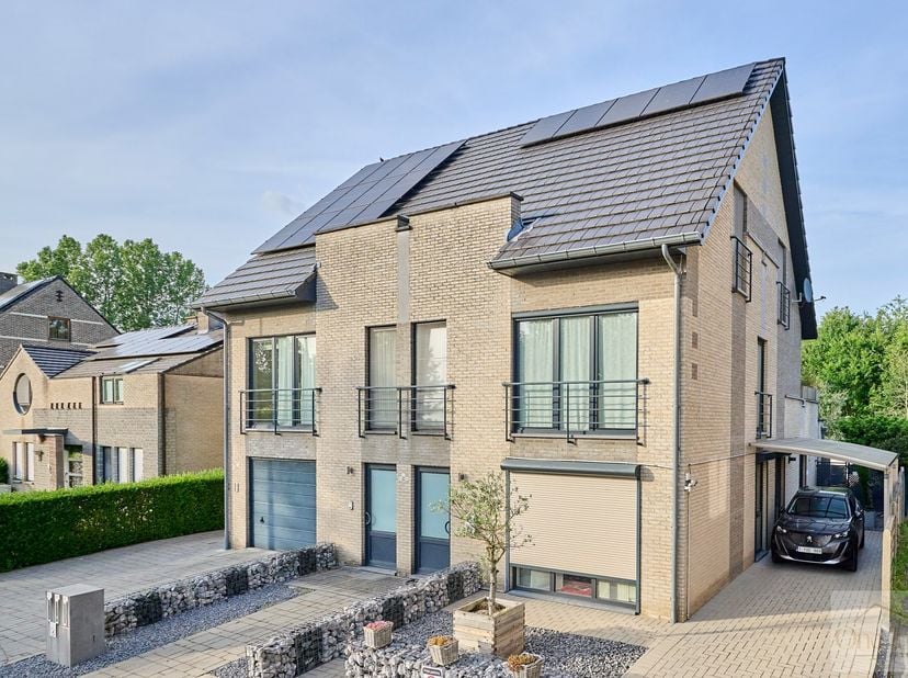 Bent u op zoek naar een ruim appartement met het comfort van een woning? Dan is dit verzorgde triplex appartement in Pelt zeker een bezoek waard!<br /