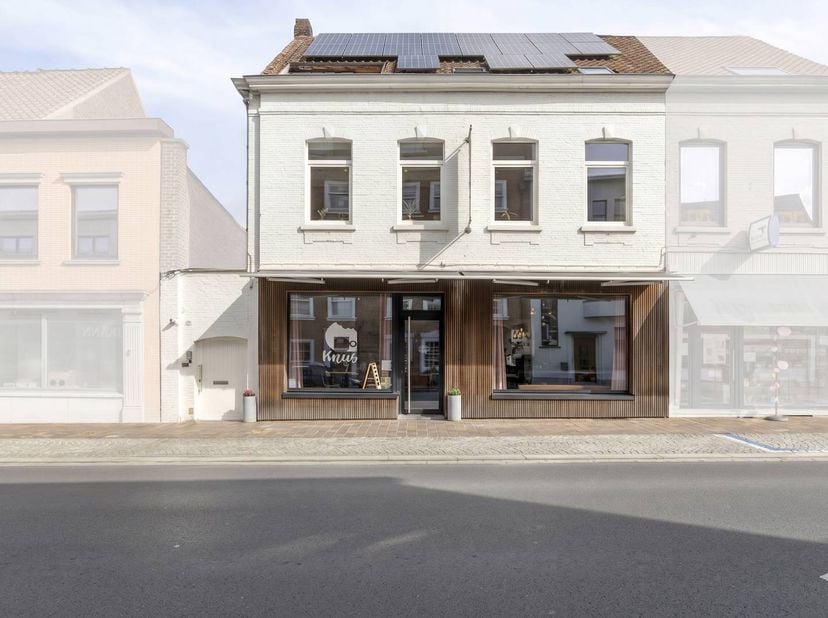Interessant handelspand met bovenliggend appartement op een centrale ligging in Zwevegem. Het pand biedt diverse mogelijkheden voor eigen uitbating, c