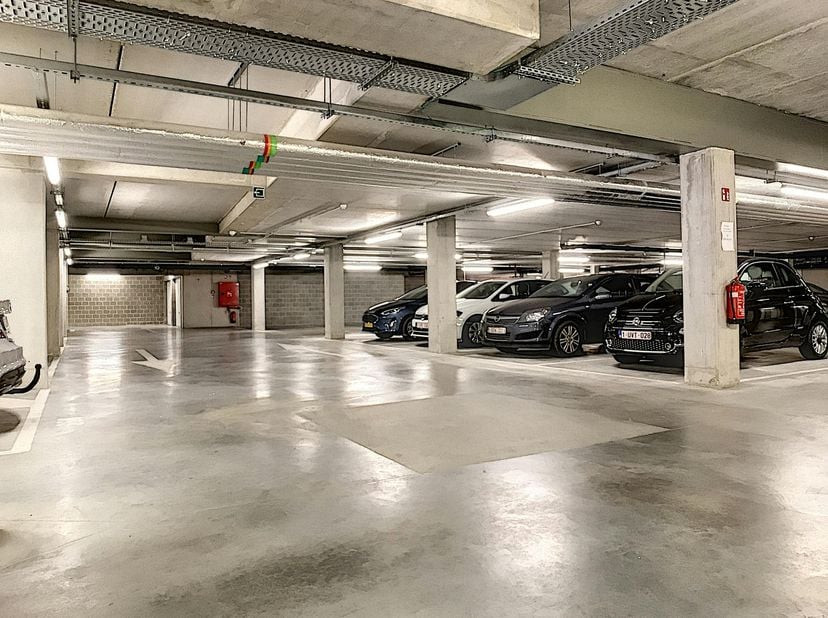 Staanplaatsen te koop in Brugge: aan het station van Brugge in de nabijheid van het openbaar vervoer, verschillende winkels en op wandelafstand van he
