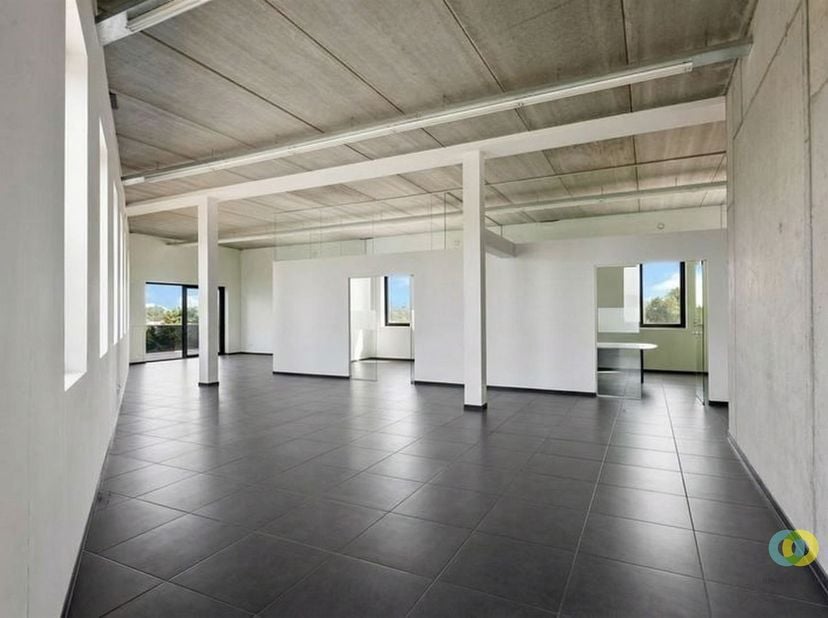 Cet espace de bureau est situé au deuxième étage d'un immeuble stratégiquement situé à Vilvorde, avec des liaisons faciles vers Bruxelles, Malines et
