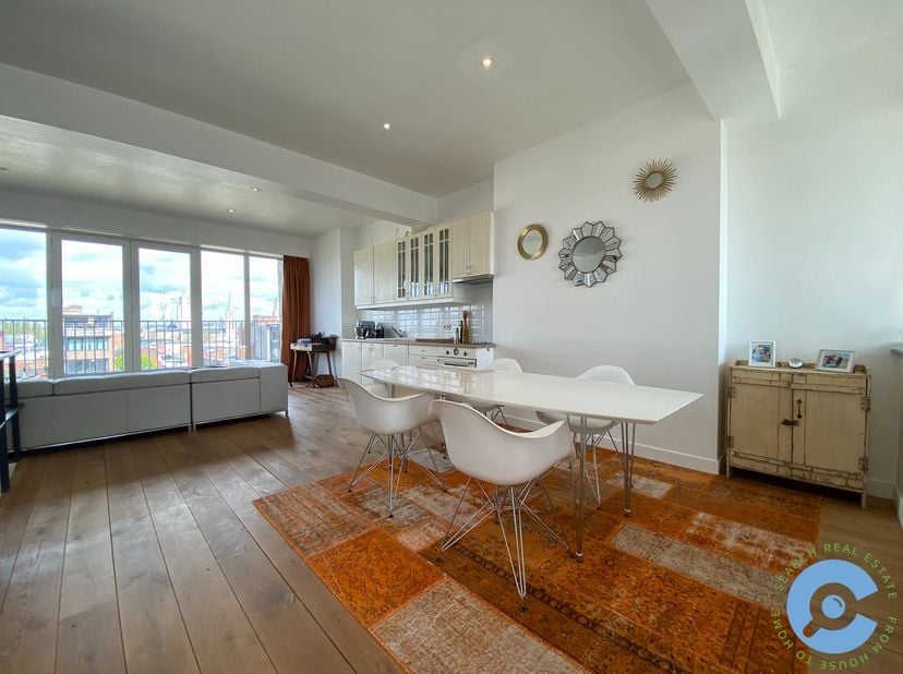 Dit instapklaar loft-appartement is gelegen op de bovenste verdieping van een kleinschalige residentie op de Britselei. Winkels, restaurants, openbaar