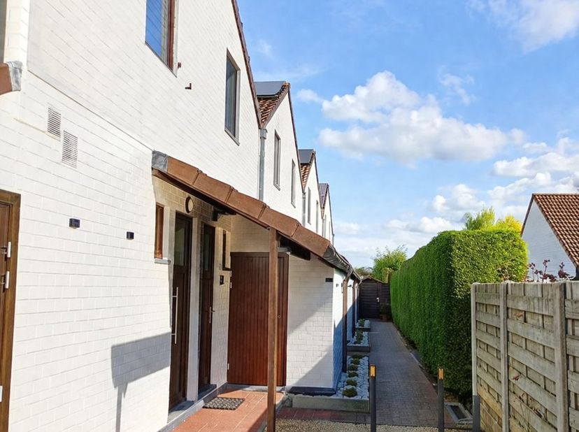 Op zoek naar een ideale woonst aan de kust te Bredene of als interessante investering? Deze prachtige woning combineert comfort, ruimte op een topligg