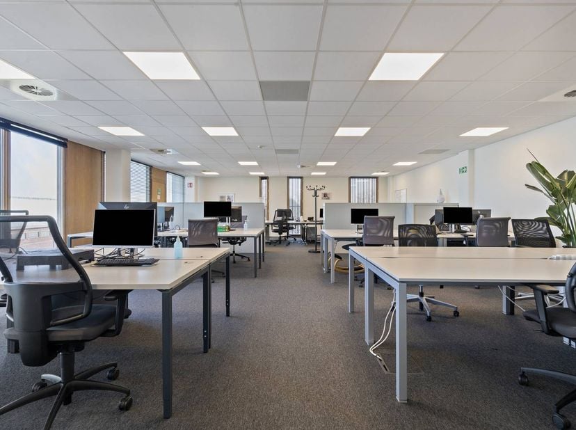 Kantoor van ongeveer 524 m²  te huur in het complex Z-Offices te Zwevegem. Z-Offices bestaat uit twee individuele, moderne kantoorgebouwen. Het kantoo