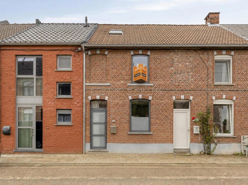 <br />
Op een aangename locatie in Gelrode bevindt zich deze gezellige woning met drie slaapkamers, terras en een bijkomend stukje tuin achteraan de w