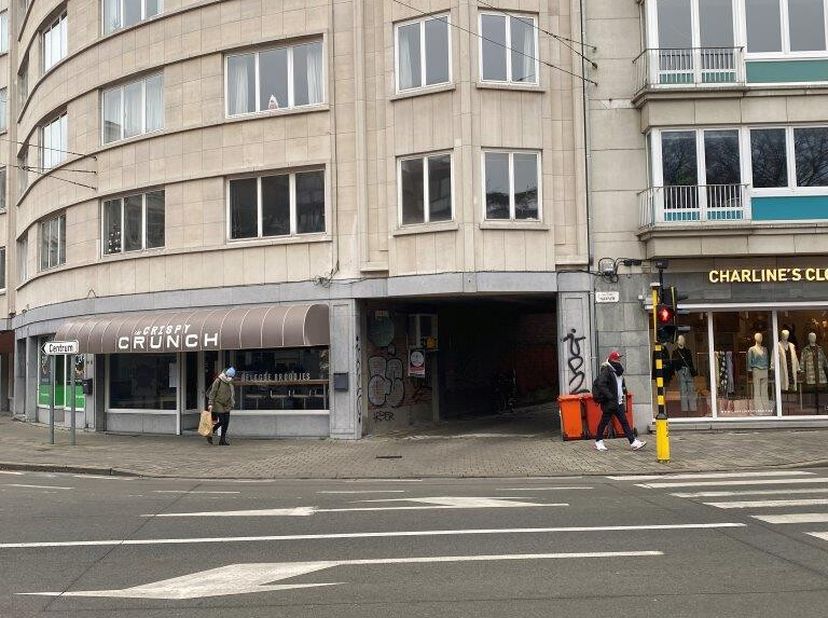 TE HUUR TE GENT, Oude Fortweg ( hoek Burggravenlaan en Kortrijksesteenweg, vlakbij Sint-Pietersstation ) Gesloten garagebox nr.23, Nieuwe garagepoort,
