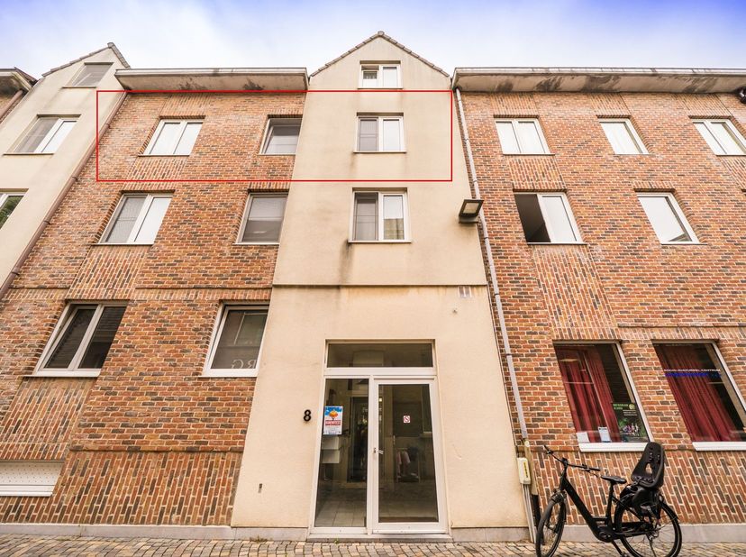 APPARTEMENT SPACIEUX AVEC 2 CHAMBRES, TERRASSE ET GARAGE (+ 30 000 €) AU CŒUR DE MALINES<br />
Vous recherchez un appartement spacieux et prêt à emmé