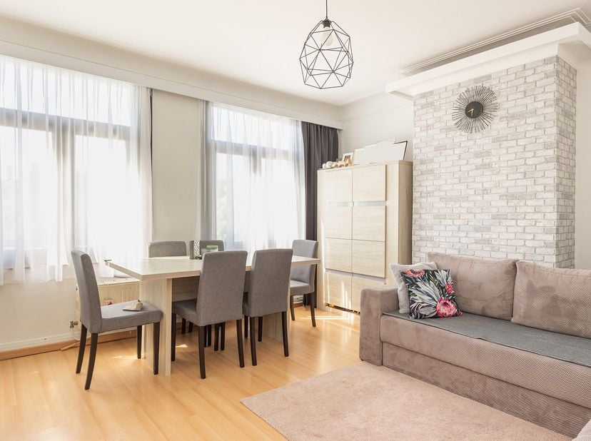 Immeuble commercial avec deux unités d’habitation et vaste cave dans un emplacement central !<br />
<br />
Situation :<br />
Ce bien, situé Diksmuidel