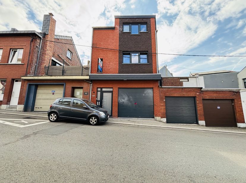L'agence SKYIMMO, vous propose ce superbe immeuble de rapport composé de deux appartements spacieux ainsi que d’un entrepôt. Idéalement situé à Saint-