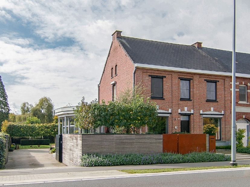 Knap afgewerkte, energiezuinige en ruime woning met vier slaapkamers, guesthouse/praktijkruimte op een centrale (maar toch bosrijke!) locatie te As<br