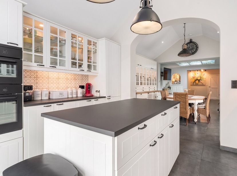 Te koop: karaktervolle gerenoveerde woning in het centrum van Westende, op korte afstand van scholen, openbaar vervoer en alle voorzieningen. Deze won