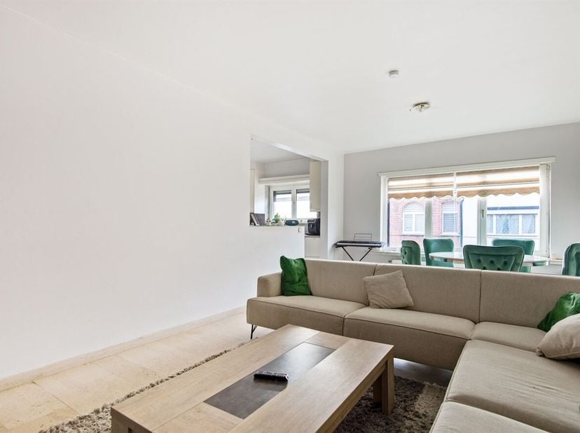 Ligging: Dit appartement is gelegen in de rustige Fakkelstraat in Hoboken, een aangename woonomgeving met een vlotte bereikbaarheid. Winkels, scholen