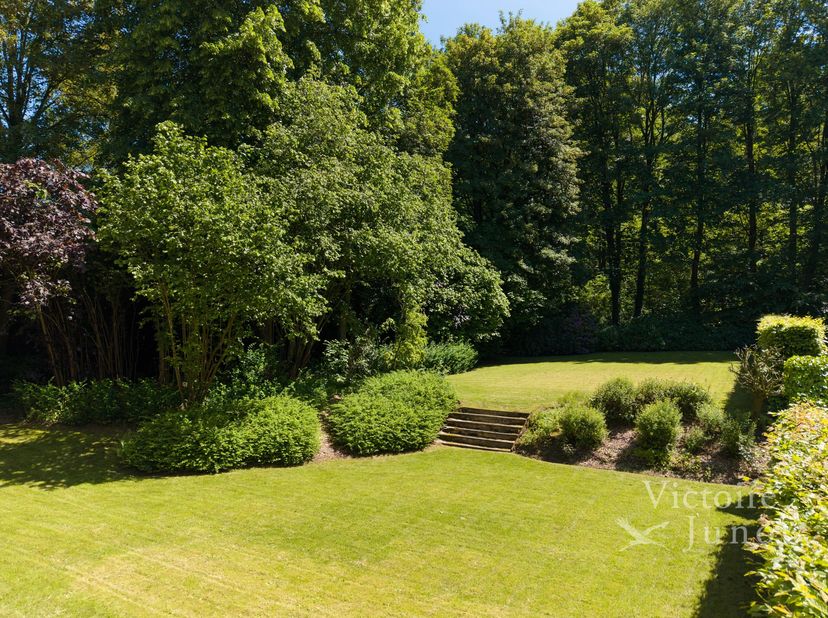 Victoire-Junot biedt u deze exclusieve kans om dit prachtige gelijkvloerse huis te kopen met een privétuin van ongeveer 10 are, genesteld in het hart