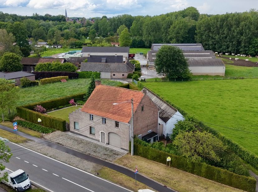 Bent u op zoek naar een woning die wonen combineert met uitzonderlijke opslagruimte (meer dan 200m2&amp;nbsp;opslagruimte!)? Dan is deze eigendom precies