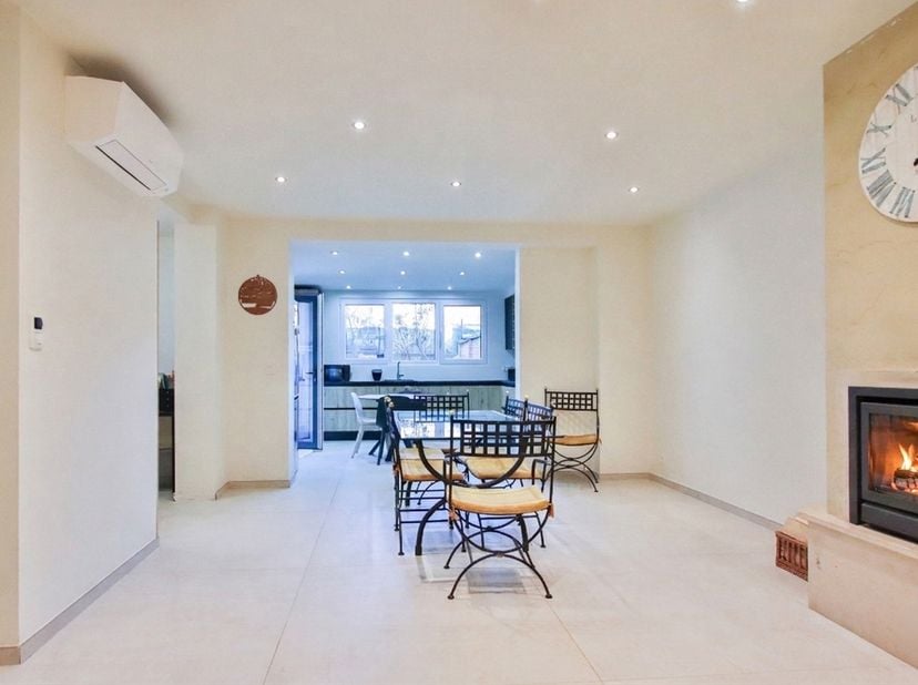 VENTE A TERME - OPPORTUNITE POUR INVESTISSEURS <br />
L'Immobilière Borremans vous propose cette magnifique maison de caractère entièrement rénovée, u