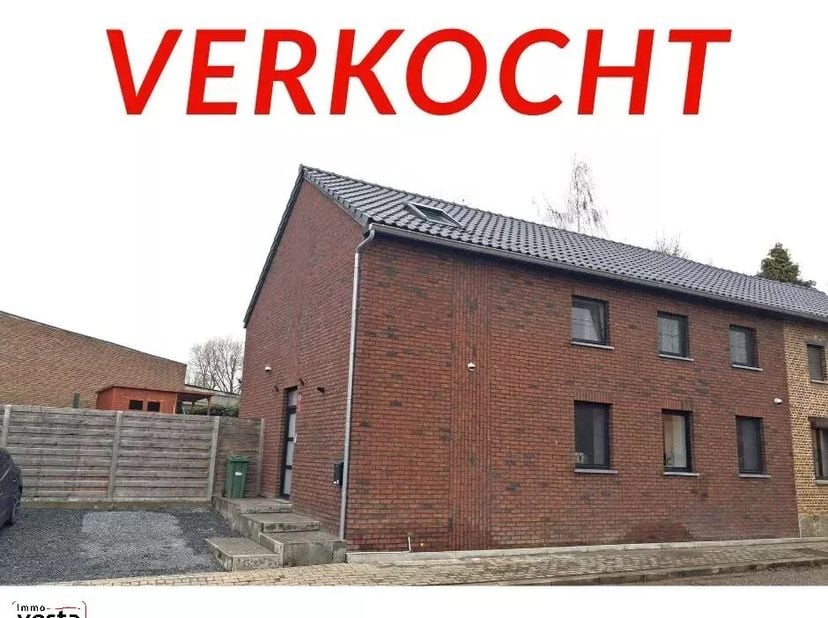 Découvrez cette confortable maison située dans le charmant quartier de Mechelen-Bovelingen. Avec une surface habitable de plus de 170 m², cette propri