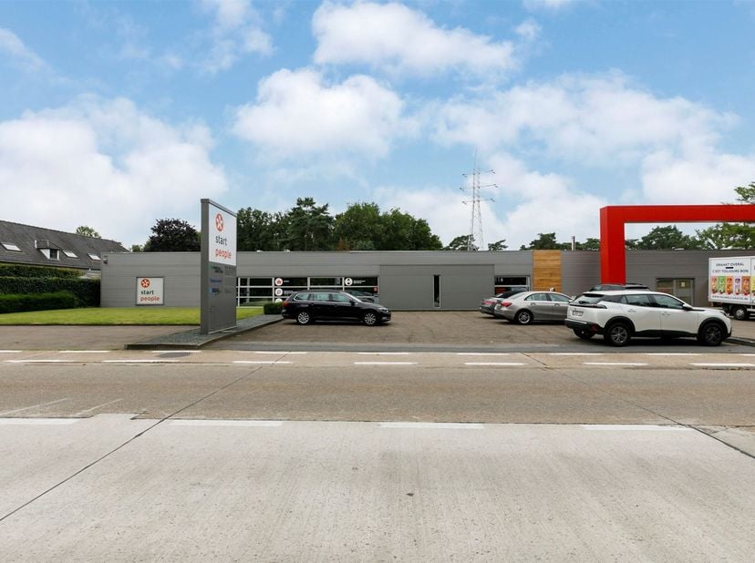 Kantoorruimte met mogelijkheid tot aparte showroom<br />
<br />
Ligging: Gelegen in industriepark Klein Gent vlakbij de autostrade E313.<br />
<br