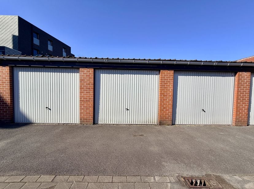 Private garagebox, gelegen achteraan de residentie ‘HORIZON’ in de Noordstraat 152-154 te Roeselare.<br />
De garage is voorzien van een manuele kante