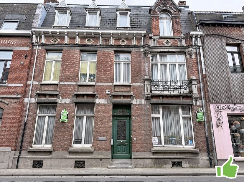 Cette majestueuse maison de Maître idéalement située en plein coeur du centre-ville de Mouscron séduira les amateurs de volumes, d'authenticité et de