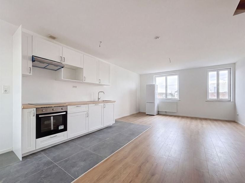 Dichtbij het Astridpark- duplexappartement met 2 slaapkamers van +/- 80 m², volledig gerenoveerd, als volgt samengesteld: Op de 3e verdieping /3 verdi