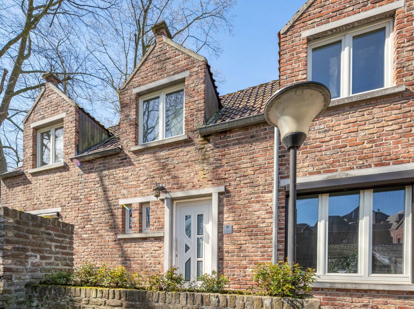 Deze gezellige stadswoning is gelegen in een verkeersvrije straat in het centrum van Maaseik! De woning beschikt over 2 slaapkamers en werd recent ger