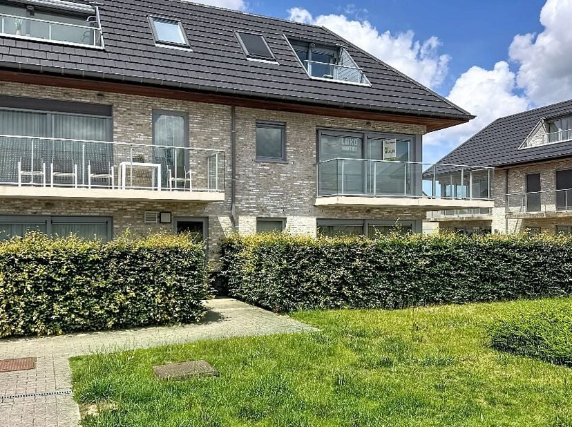 Dit instapklaar appartement is gelegen op de 1ste verdieping en bestaat uit: lift - inkomhal - toilet - living met terras - keuken - berging/wasplaats