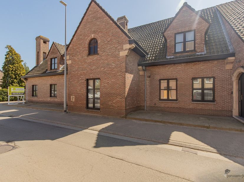 Riante villa met uitzonderlijk potentieel EPC B.<br />
Ontdek deze unieke en veelzijdige eigendom met een indrukwekkende bewoonbare oppervlakte van ma