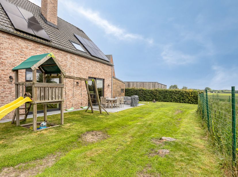 RESIDENTIEEL gelegen VILLA met 4 SLAAPKAMERS en 2 BADKAMERS omringd door aangelegde, ZONNIGE TUIN. Tot. grondopp. 455m2. Deze TIJDLOZE OPEN BEBOUWING