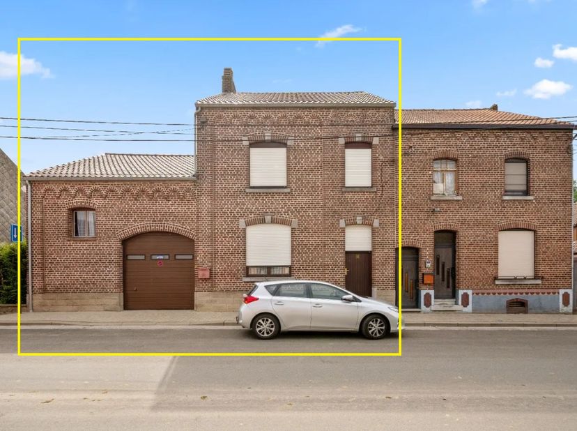 Ruime rijwoning met enorm veel potentieel gelegen in de Kruiskensstraat 36 te Neerwinden (Landen). Deze te renoveren woning beschikt over een bewoonba