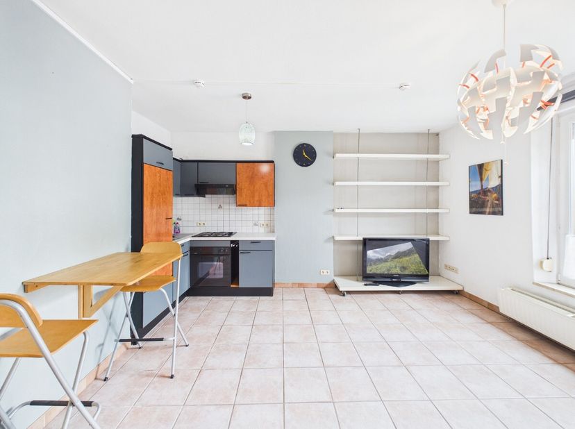 ERA B-LUX vous présente un studio idéalement situé en plein centre de Bastogne, offrant une solution intéressante tant pour un pied-à-terre que pour u