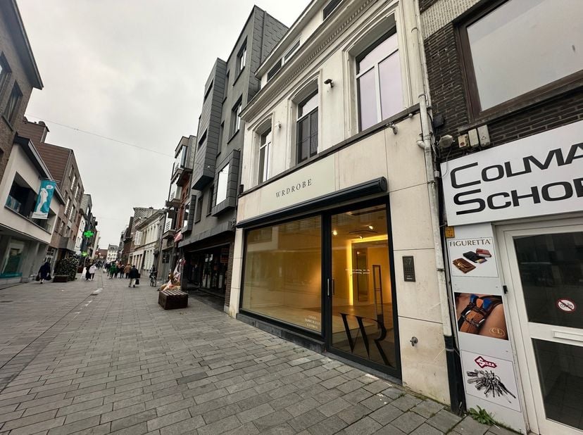 Ce rez-de-chaussée commercial est idéalement situé sur la Vrasenestraat, à proximité immédiate de la Warande, au cœur du centre commercial de Beveren.