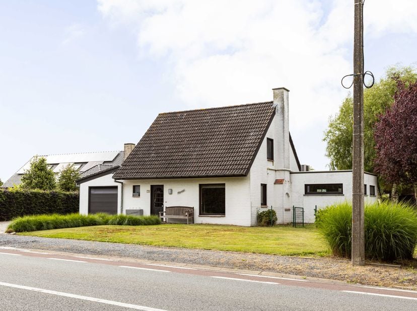 Deze karaktervolle open bebouwing is gelegen op een toplocatie op de grens met Elsegem en Petegem, vlakbij de Golf &amp;amp; Country Club Oudenaarde en op