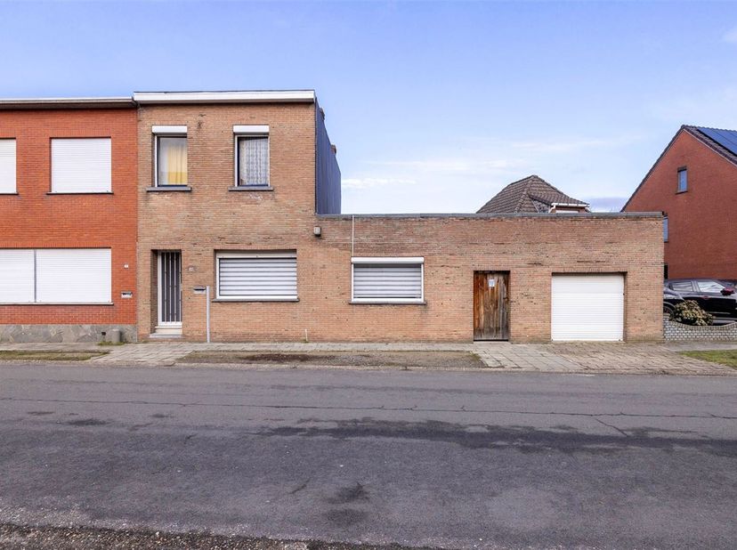 Journée portes ouvertes le samedi 14/03 de 17h à 18h<br />
Spacieuse maison à rénover à Herentals sur 3a 80ca<br />
Situation : Situation calme dans u