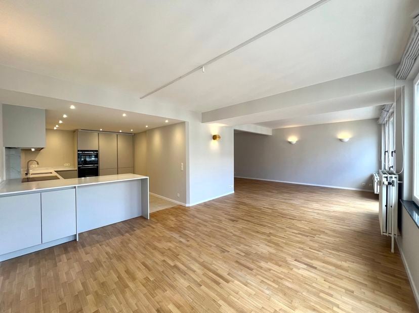 IXELLES, vlakbij het Châtelainplein, een charmant, volledig gerenoveerd APPARTEMENT (2 slaapkamers/1 badkamer) van ongeveer 120 m², gelegen op de 5e v