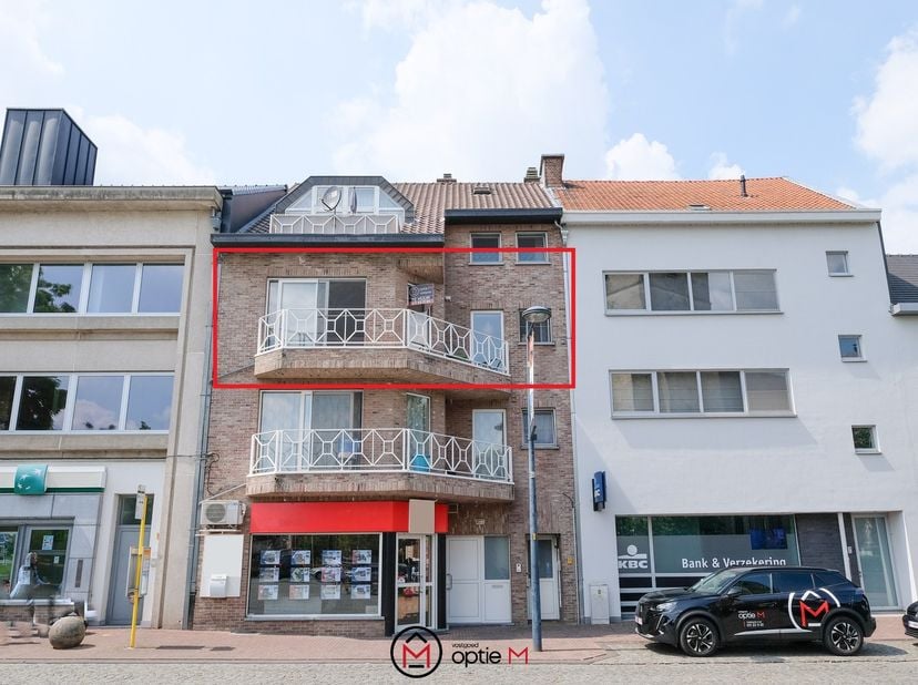 Dit ruime appartement bevindt zich op een toplocatie in het centrum van Alken, pal tegenover de kerk en de school, en op wandelafstand van verschillen