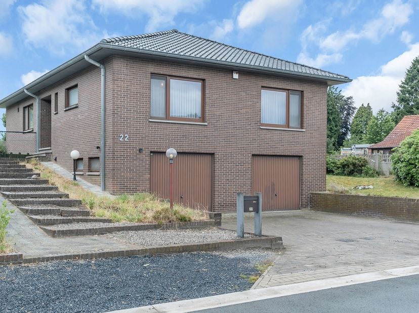Bent u op zoek naar een goed onderhouden gezinswoning op een rustige maar toch zeer centrale locatie? Dan is deze open bebouwing in Houthalen-Helchter