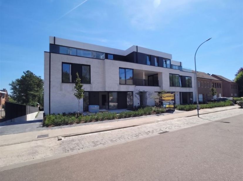 In Residentie Emiel bevindt zich dit ruime en hoogwaardig afgewerkte nieuwbouwappartement met 2 slaapkamers, gelegen op de gelijkvloerse verdieping.<b