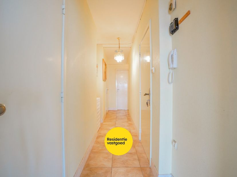 Op een uitstekende ligging langs de Koninklijke Baan, op wandelafstand van zee en het centrum van Koksijde-Bad, bevindt zich dit ruime appartement op
