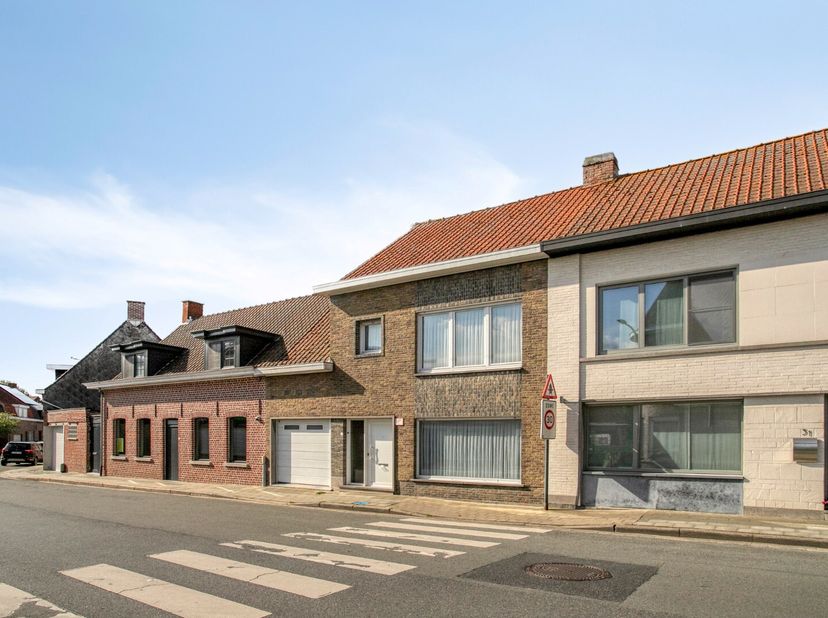 In het centrum van het pittoreske Rollegem, met perfecte ZuidWest-oriëntatie...<br />
Via de inkomhal is er rechtstreekse toegang tot de leefruimte me