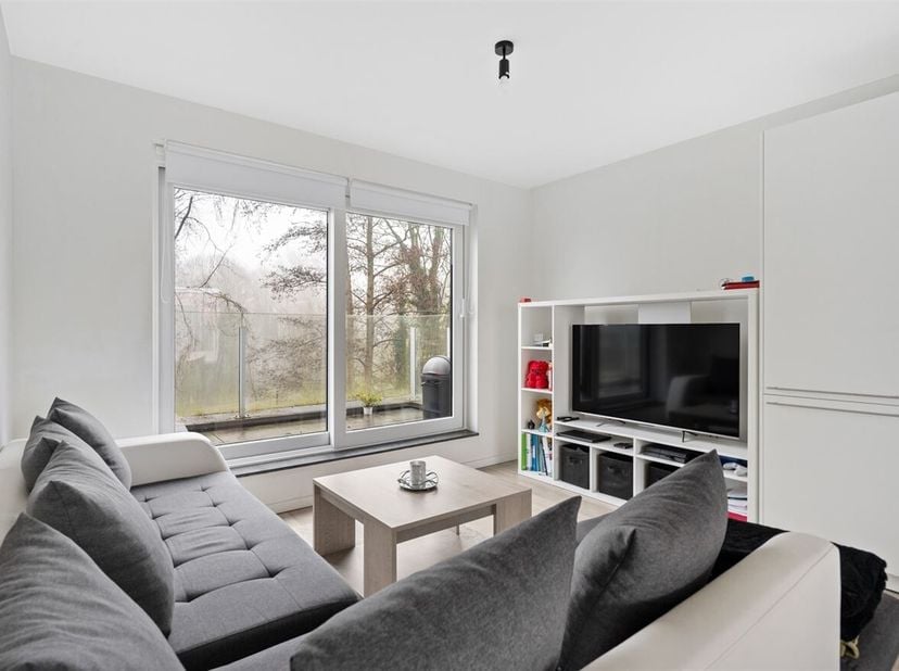 Ligging: Dit appartement aan de Boomsesteenweg in Willebroek biedt een uitstekende ligging. Dicht bij het centrum, winkels en supermarkten, en vlotte