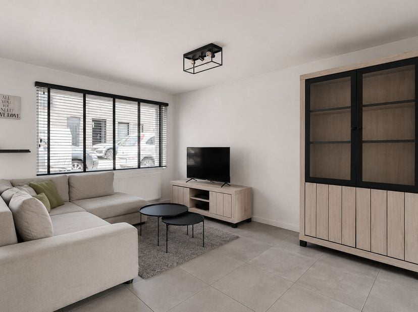 In een rustige straat in Oostkamp bevindt zich deze gerenoveerde woning, waar wooncomfort en een gunstige ligging hand in hand gaan. Dankzij de nabijh